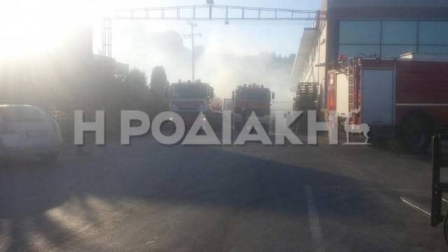 Ρόδος: Υπό έλεγχο η φωτιά - Στο νοσοκομείο με αναπνευστικά δύο πυροσβέστες