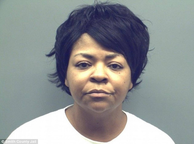 Πήγε σινεμά και εγκατέλειψε την εγγονή της στο αμάξι (pics+video)