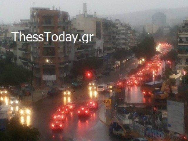 «Πλημμύρισε» η Θεσσαλονίκη: Κυκλοφοριακά προβλήματα λόγω βροχής (pics)