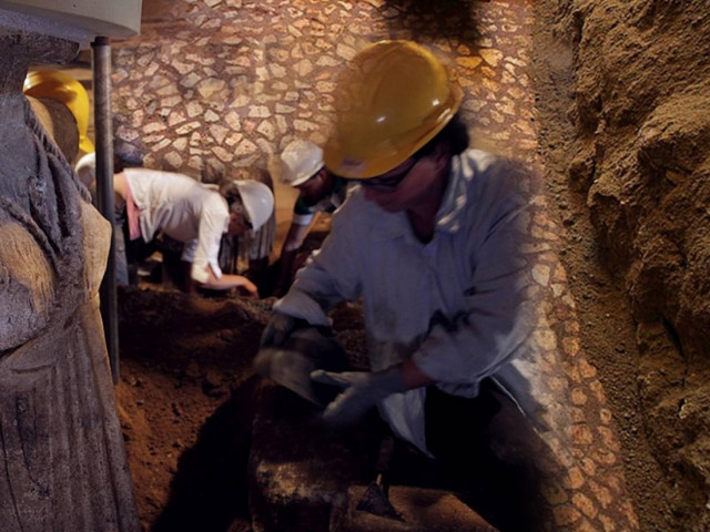 Αμφίπολη: Στο φως ένα υπέροχο δάπεδο στον πρώτο θάλαμο