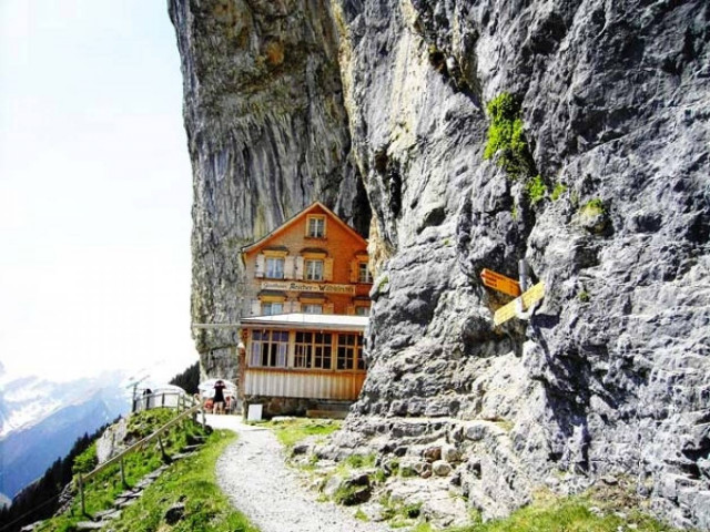 Ένα ξύλινο σαλέ στο χείλος του γκρεμού - Θέα που κόβει την ανάσα