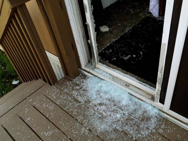 Εντεκάχρονη πυροβόλησε το φίλο της μητέρας της (video)