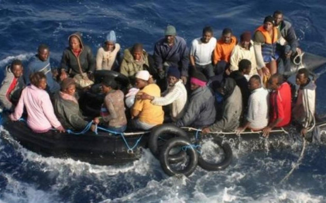 Οινούσσες: 24 μετανάστες είδαν το Λιμενικό και έπεσαν στη θάλασσα