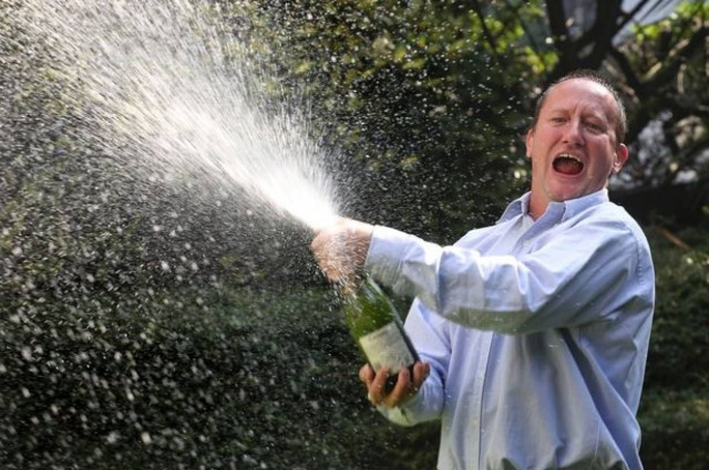 Αυτά είναι: Οδοκαθαριστής κέρδισε 5,5 εκατ. ευρώ στο Λόττο