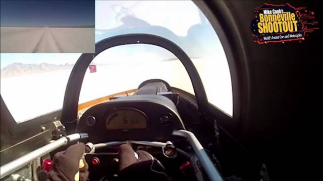 Βγήκε αλώβητος μετά από ατύχημα με 600 χλμ/ώρα (Video)