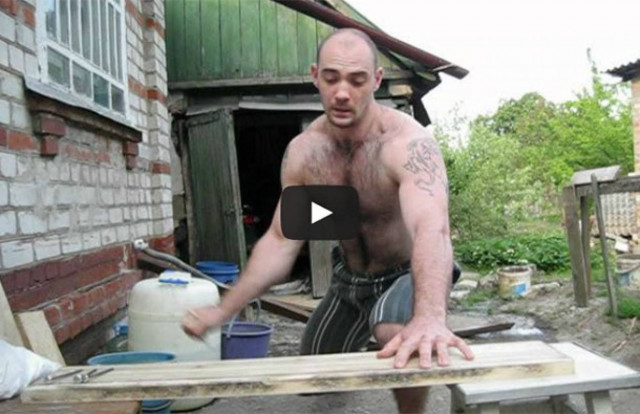 Ο άνθρωπος με τα χέρια – σφυριά (Video)