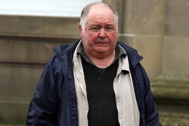 Δείτε τι έκανε την ώρα που εκείνες κοιμόντουσαν δίπλα του