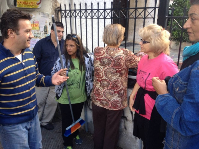 Αιφνιδιαστικά στη ΔΟΥ Γαλατσίου οι απολυμένες καθαρίστριες του ΥΠΟΙΚ (pics)