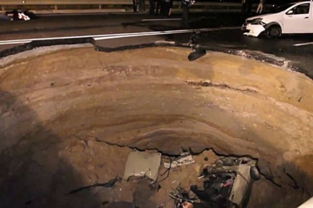 Τραγικό δυστύχημα: Κρατήρας «κατάπιε» οικογένεια στην Κριμαία! (vid+pics)