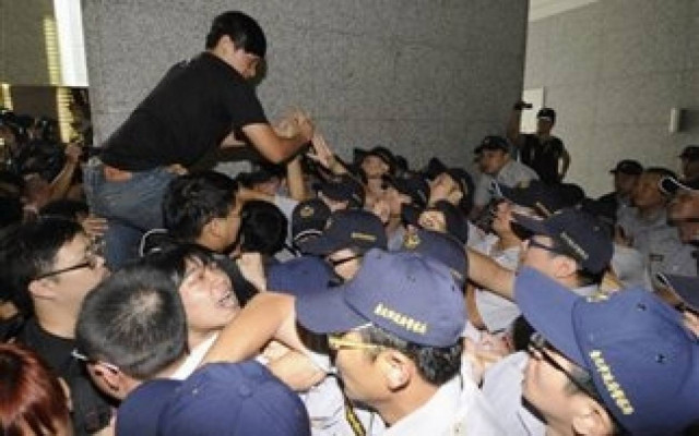 Συμπλοκές διαδηλωτών με δυνάμεις ασφαλείας στο Χονγκ Κονγκ