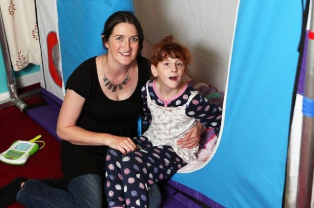 Σοκ: Παιδί με ειδικές ανάγκες κοιμάται σε κλουβί (pics)