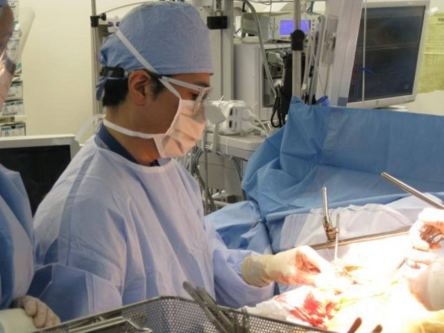 Αφαίρεσαν όγκο βάρους 25 κιλών από την πλάτη γυναίκας! (σκληρές εικόνες)