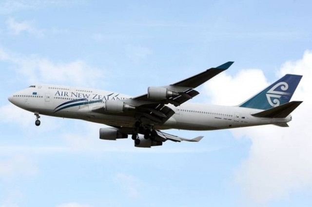 Αεροπλάνο έριξε... περιττώματα σε σπίτι