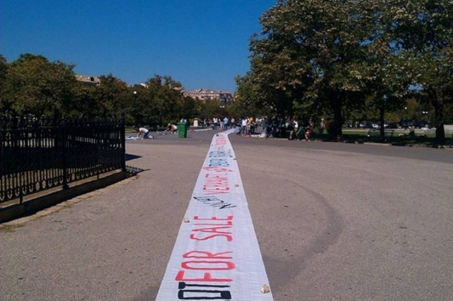 Κέρκυρα: Το μεγαλύτερο πανό κατά της πώλησης του αεροδρομίου (pics)