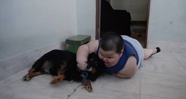 Παχύσαρκο παιδί δεν μπορεί να σταματήσει να τρώει ! (pics+video)