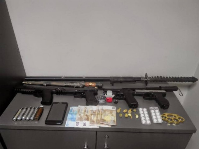 Μυτιλήνη: 20χρονη διακινούσε ναρκωτικά με την απειλή όπλων