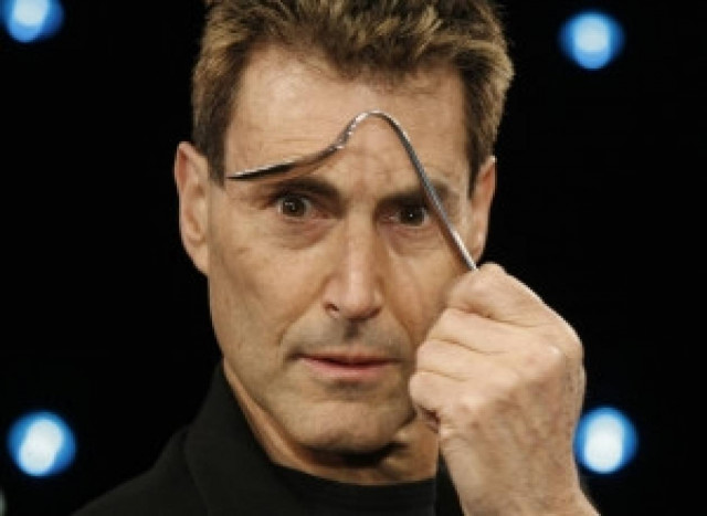 iPhone 6: Ο Γιούρι Γκέλερ... ξέρει γιατί λυγίζει!