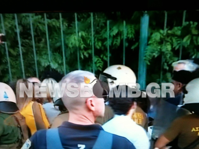 Διαμαρτυρία καθηγητών έξω από το Μαξίμου για τη διαθεσιμότητα (vid&pics)