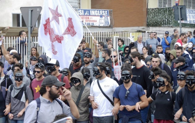 Νάπολη:  Ένταση στην πορεία κατά της συνεδρίασης της ΕΚΤ (pics)