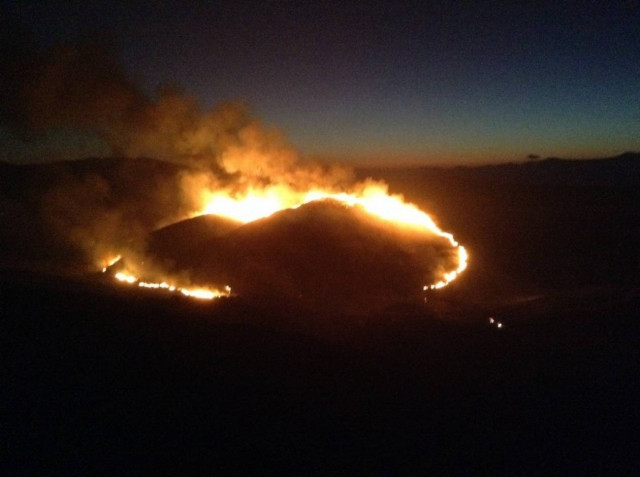 Άνδρος: Μάχη σε δύο μέτωπα δίνουν οι πυροσβεστικές δυνάμεις