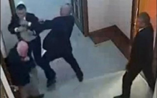 Βίντεο: Άγριο ξύλο μεταξύ βουλευτών