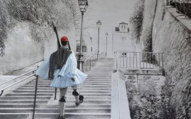 Ένας τσολιάς ανεβαίνει τα σκαλοπάτια της Μονμάρτης!