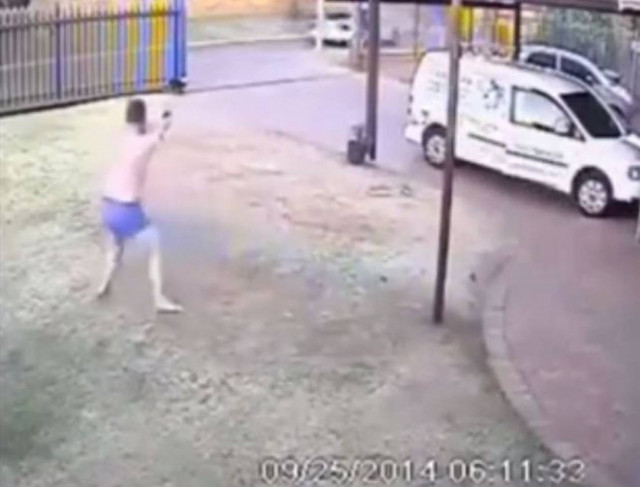 Ένοπλοι ληστές τράπηκαν σε φυγή όταν τους κυνήγησε ένας... ημίγυμνος!  (βίντεο)