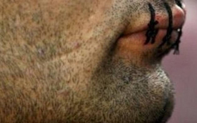 Έραψαν το στόμα τους γιατί θα τους απελάσουν