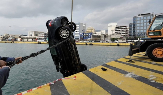 Όχημα έκανε... βουτιά στη θάλασσα στο λιμάνι του Πειραιά