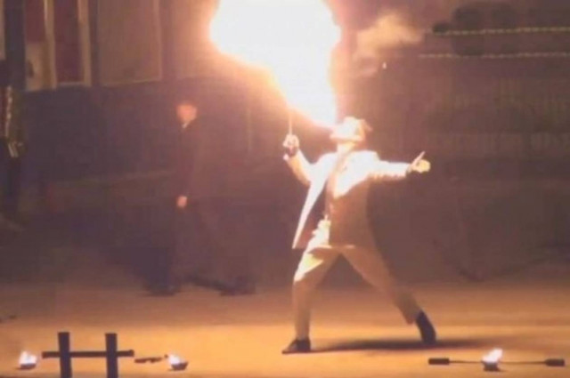 Ρωσία: Πήρε φωτιά το πρόσωπό του και συνέχισε την παράσταση! (vid)