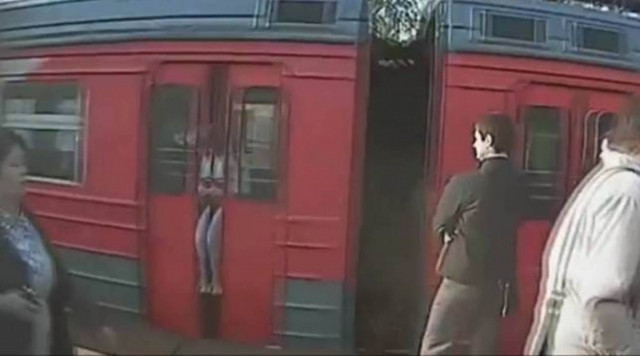 Ταξίδεψε δέκα χιλιόμετρα κολλημένη στην πόρτα του... τρένου! (βίντεο)