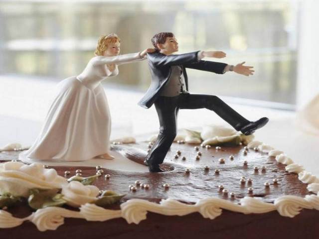 Σύρος: Ψάχνουν το γαμπρό… μια ημέρα πριν το γάμο! (pic)