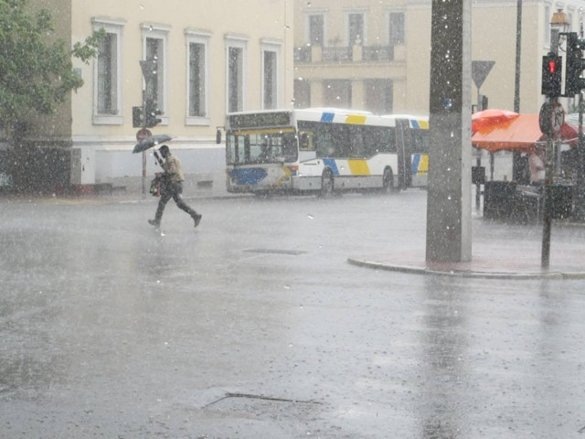 Καιρός: Τοπικές βροχές και μικρή πτώση της θερμοκρασίας