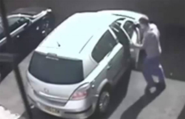 Βίντεο: Πήγε να κλέψει το αυτοκίνητο «φουσκωτού» και δείτε τι έγινε