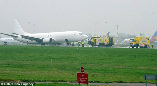 Αεροπλάνο ξέφυγε από το διάδρομο προσγείωσης και σταμάτησε σε... γκαζόν! (pics)