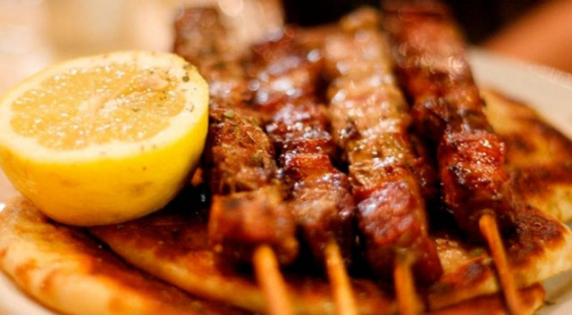 Πώς φτιάχνονται τα σουβλάκια χωρίς κόπο (Video)