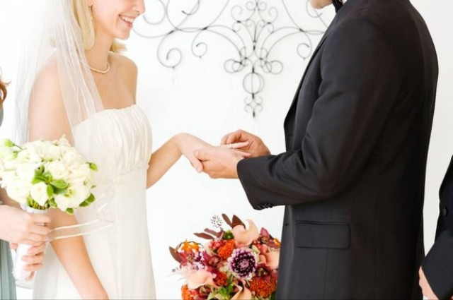 Δεν υπάρχει! Παντρεύτηκε... μόνη της (pic)