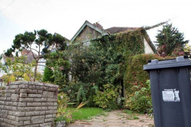 Μπορείτε να μαντέψετε τι είναι πίσω από αυτό το θάμνο; (βίντεο)