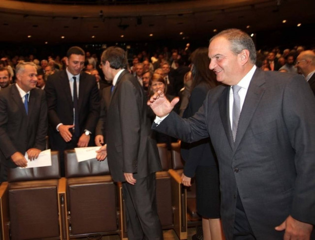 Με συνθήματα και χειροκροτήματα υποδέχτηκαν τον Κ. Καραμανλή