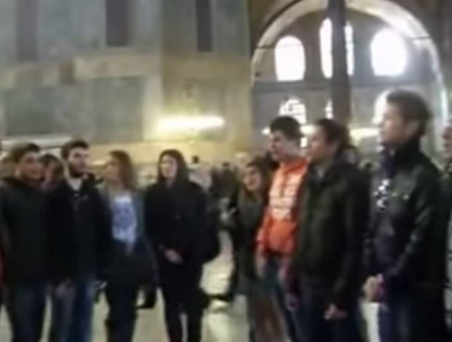 Συγκινητικό: Μαθητές έψαλλαν τον Εθνικό ύμνο στην Αγιά Σοφιά