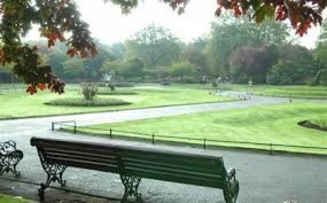 Τη μαχαίρωσαν στο μέτωπο με κουζινομάχαιρο και επιβίωσε! (βίντεο-σκληρές εικόνες)