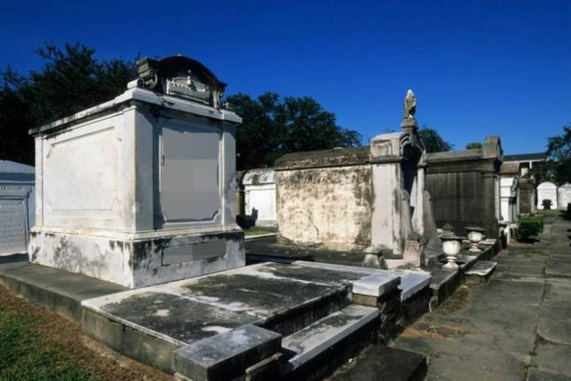 Άνοιξε τον τάφο του πατέρα της για να βρει τη διαθήκη!