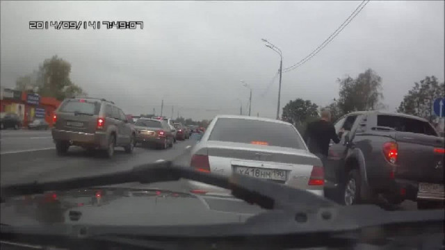 Πήγε να ζητήσει τα ρέστα από το μπροστινό οδηγό και... δείτε τι έπαθε