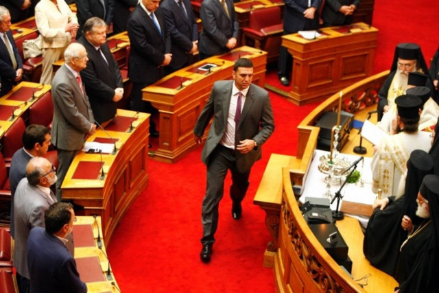 Ο Κικίλιας ξανά σε ρόλο γιατρού – Λιποθύμησε υπάλληλος της Βουλής