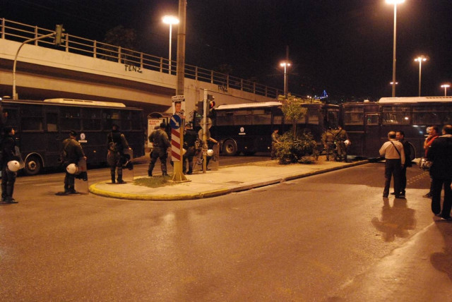 Σε εξέλιξη η πορεία οπαδών του Ολυμπιακού – Αποκλεισμένοι οι δρόμοι στον Πειραιά (pics)