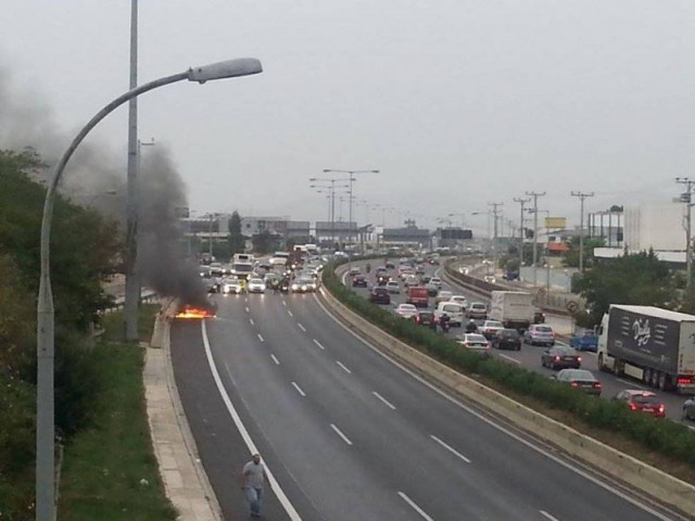 Στις φλόγες αυτοκίνητο στον κόμβο Λυκόβρυσης (pics)