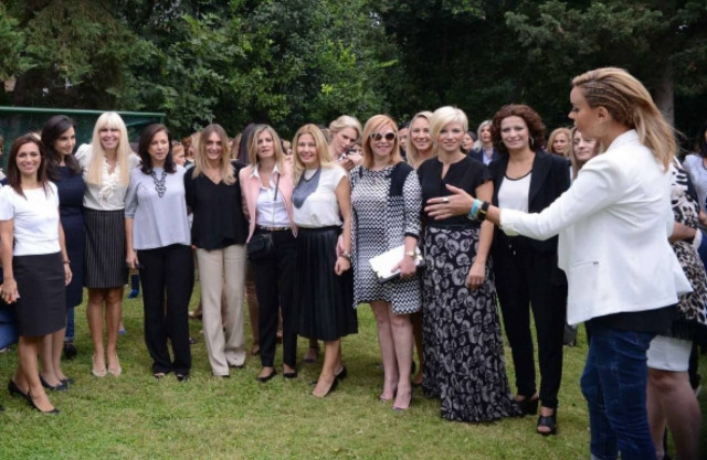 Έκλεψε την παράσταση η Ταμήλου: Προσέφερε τραχανά στην Γ. Σαμαρά