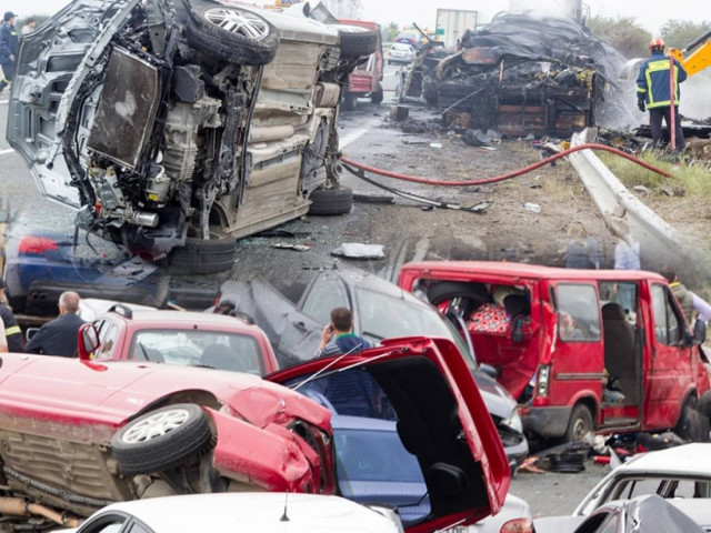 Συγκλονίζουν οι πρώτες στιγμές μετά την καραμπόλα (pics-vid)