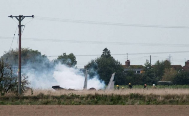 Βίντεο: Αμερικανικό μαχητικό τζετ συνετρίβη δίπλα σε σπίτια στη Βρετανία