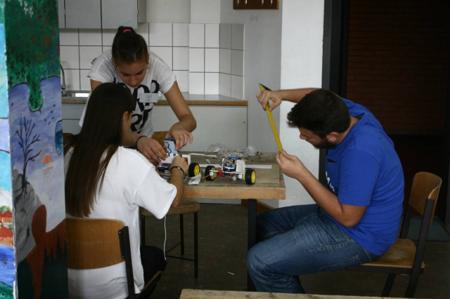 Απίστευτο: Μαθητές έφτιαξαν ρομπότ-αυτοκινητάκια με 50 ευρώ